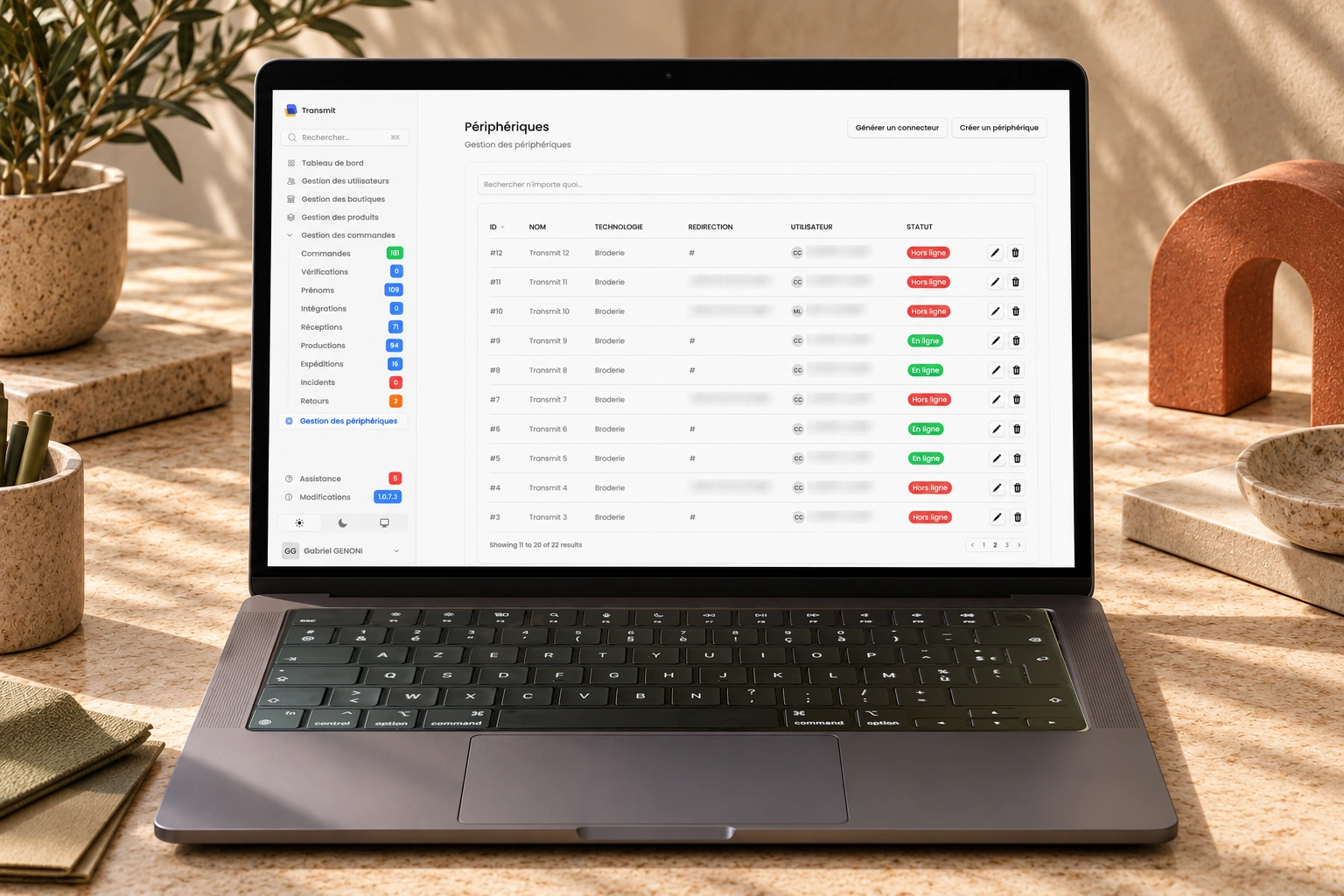 Gestion des périphériques de broderie dans Transmit : liste des machines et statuts en ligne ou hors ligne, sur un ordinateur AZERTY.