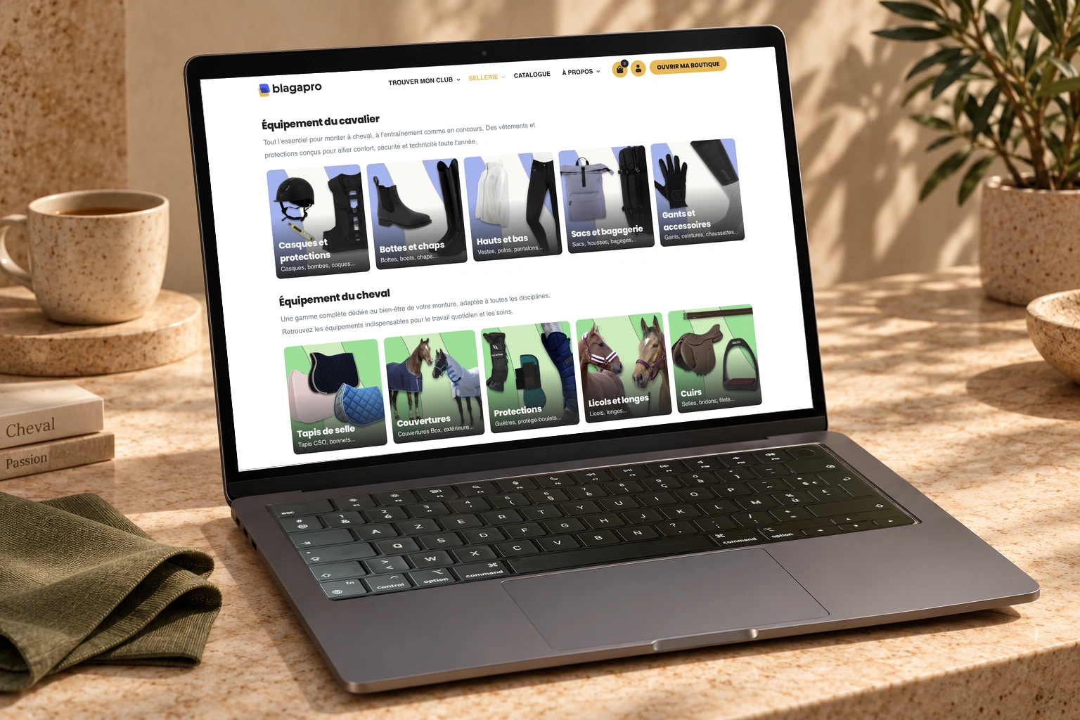 La boutique de sellerie Blagapro et ses équipements pour le cavalier et le cheval, sur un ordinateur portable AZERTY.