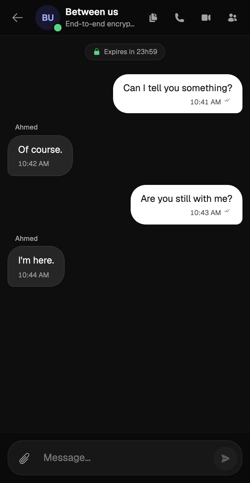 Interface Web mobile Hush : conversation entre Fatima et Ahmed, durée restante et messages.