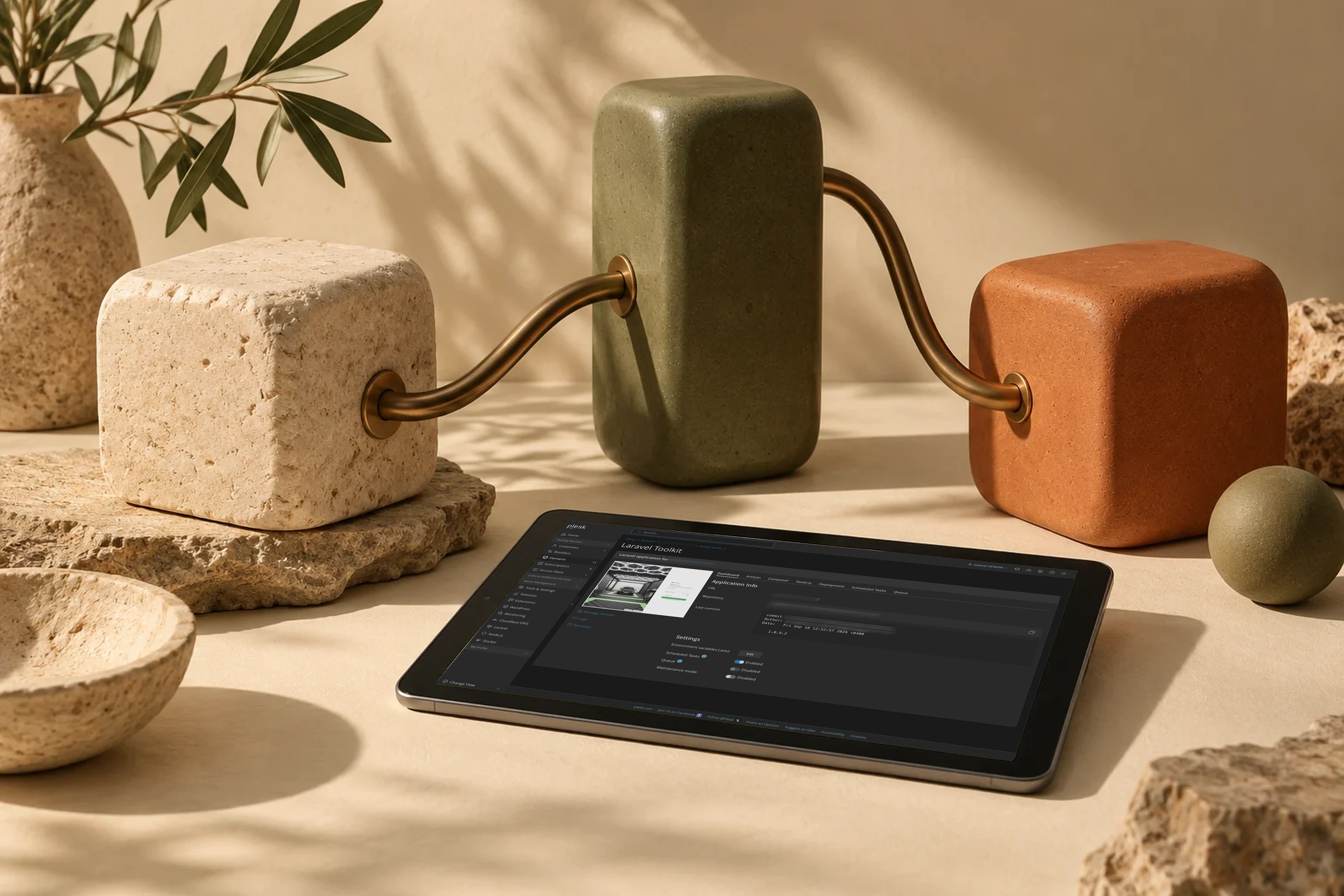Interface Plesk intégrée géométriquement dans une tablette, avec des modules de pierre, de sauge et de terracotta connectés.
