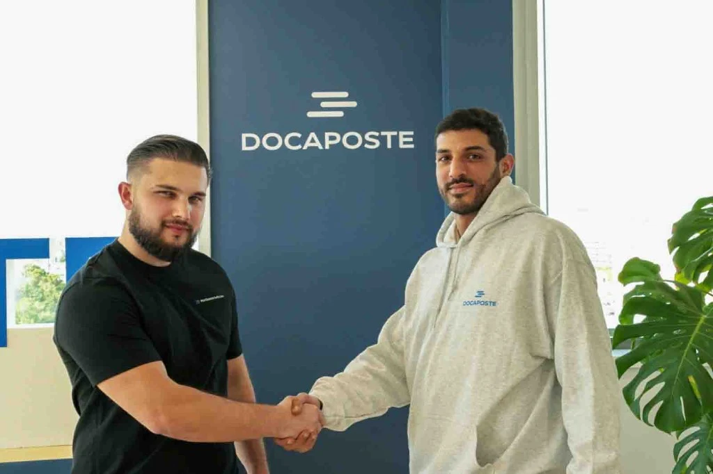 Photographie de la signature du contrat avec AR24 / Docaposte pour le projet Pare-Brise Éco.