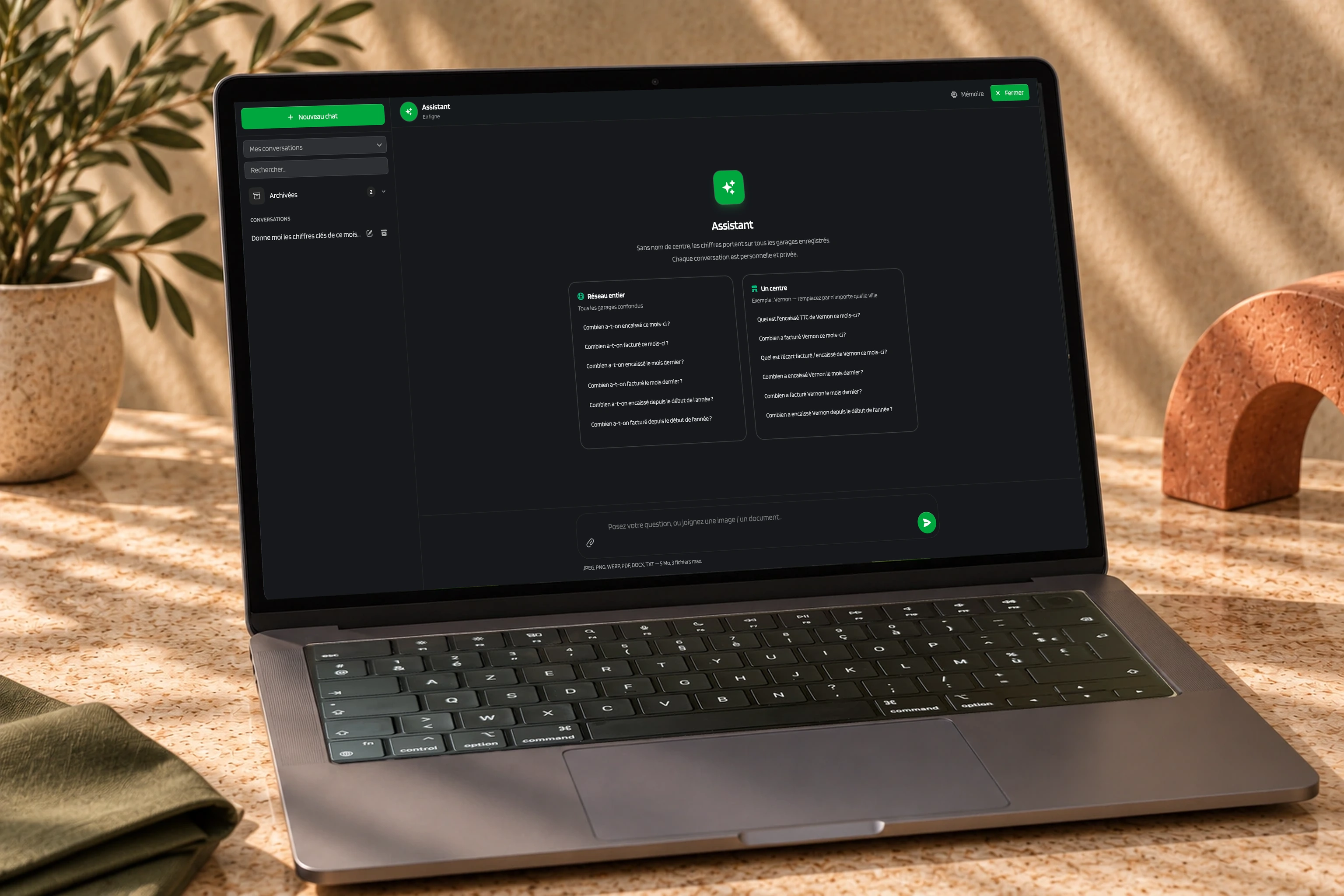 Assistant IA Pare-Brise Éco intégré géométriquement dans un ordinateur portable.