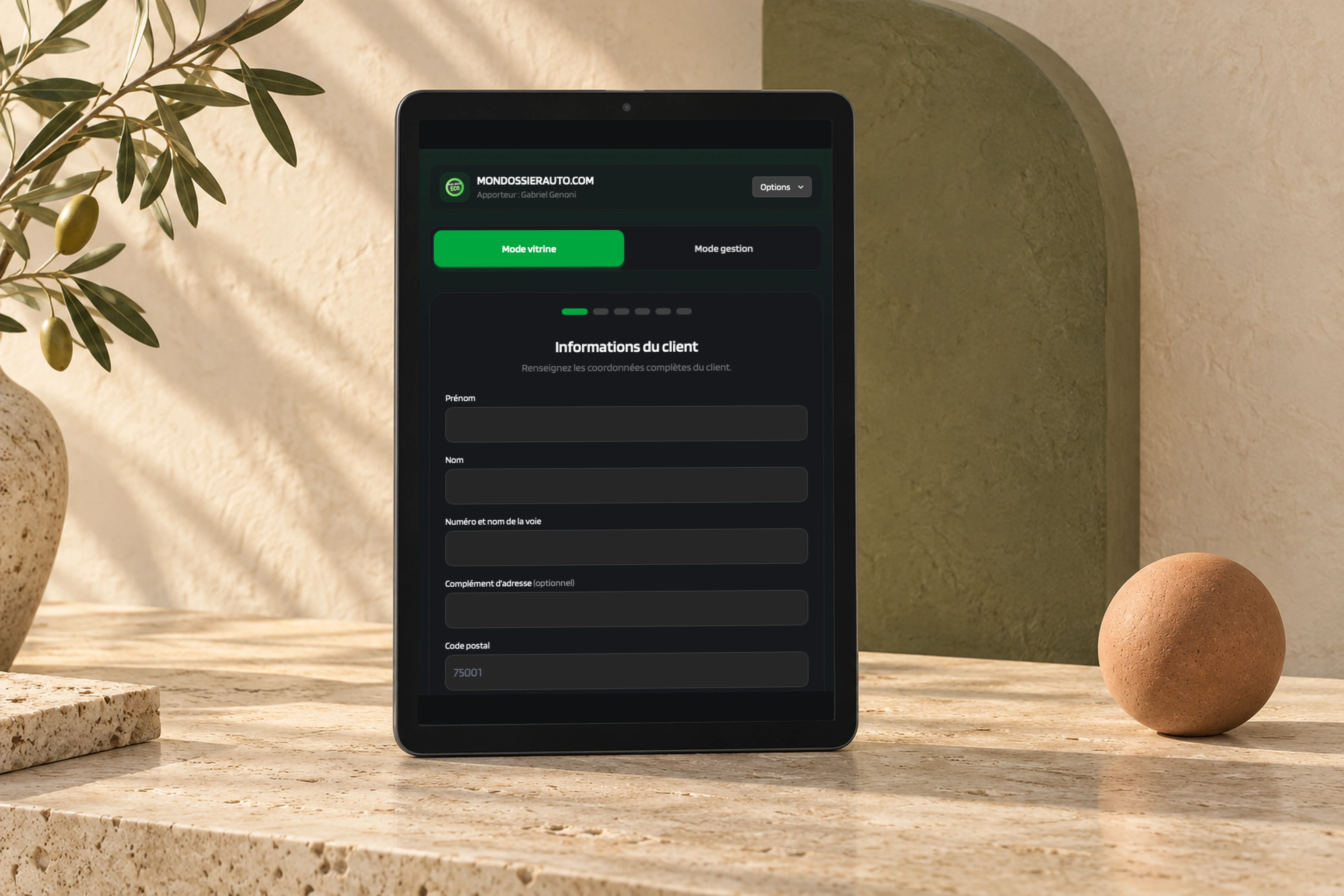 Interface Android OnlyPBE avec les modes vitrine et gestion, intégrée dans une tablette en portrait.