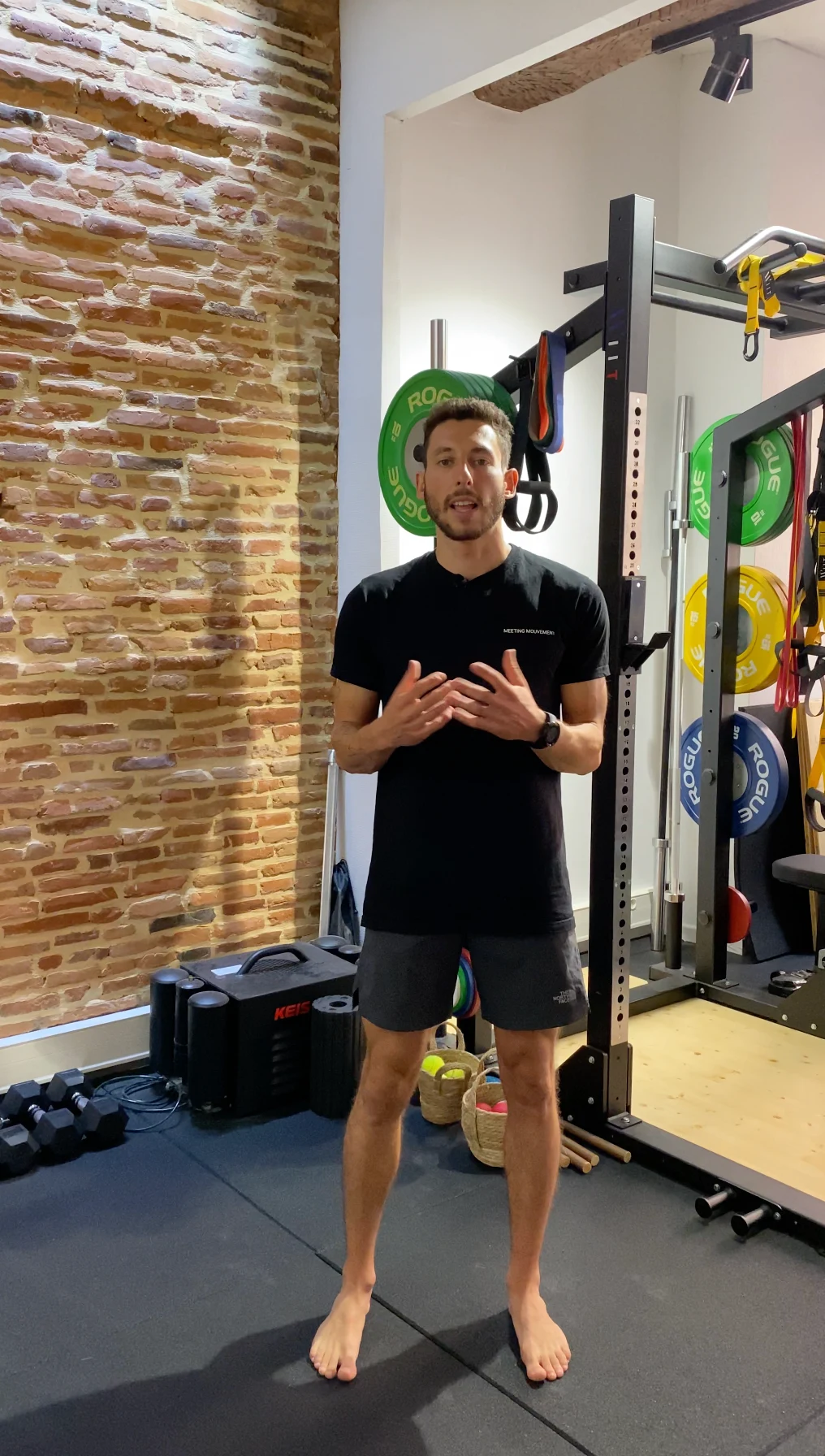 Un client partage son expérience dans sa salle de sport.